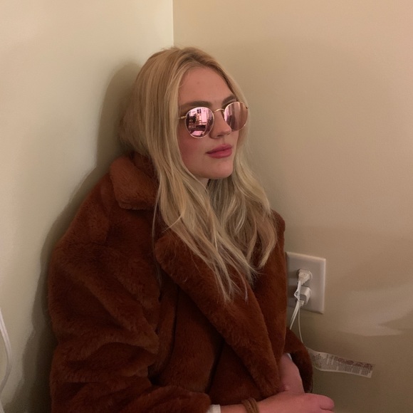 Meet your Posher, Olivia - Picture 1 of 1